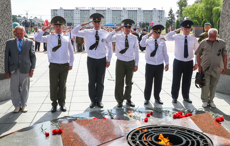 В день освобождения Витебска от немецко-фашистских захватчиков Сергей Мелешкин возложил цветы к вечному огню на площади Победы