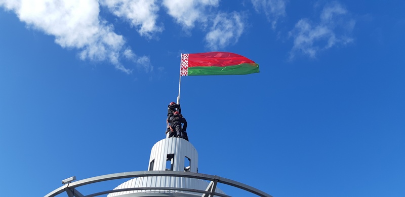 В Витебске спасатели установили еще один символ нашей независимости