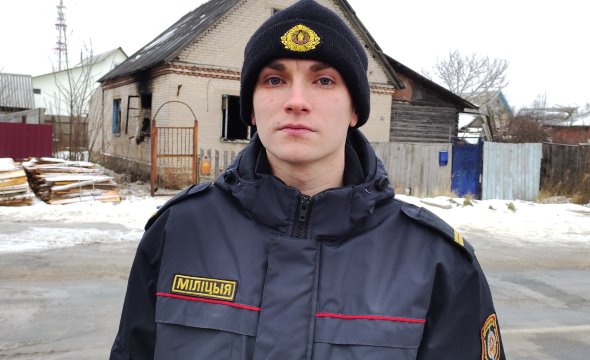 В Витебске горел дом: до приезда спасателей его хозяина спас проезжавший мимо милиционер 