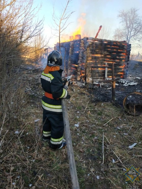В Полоцком районе в деревне сгорели два сарая и баня, дом успели спасти. Из-за выжигания травы